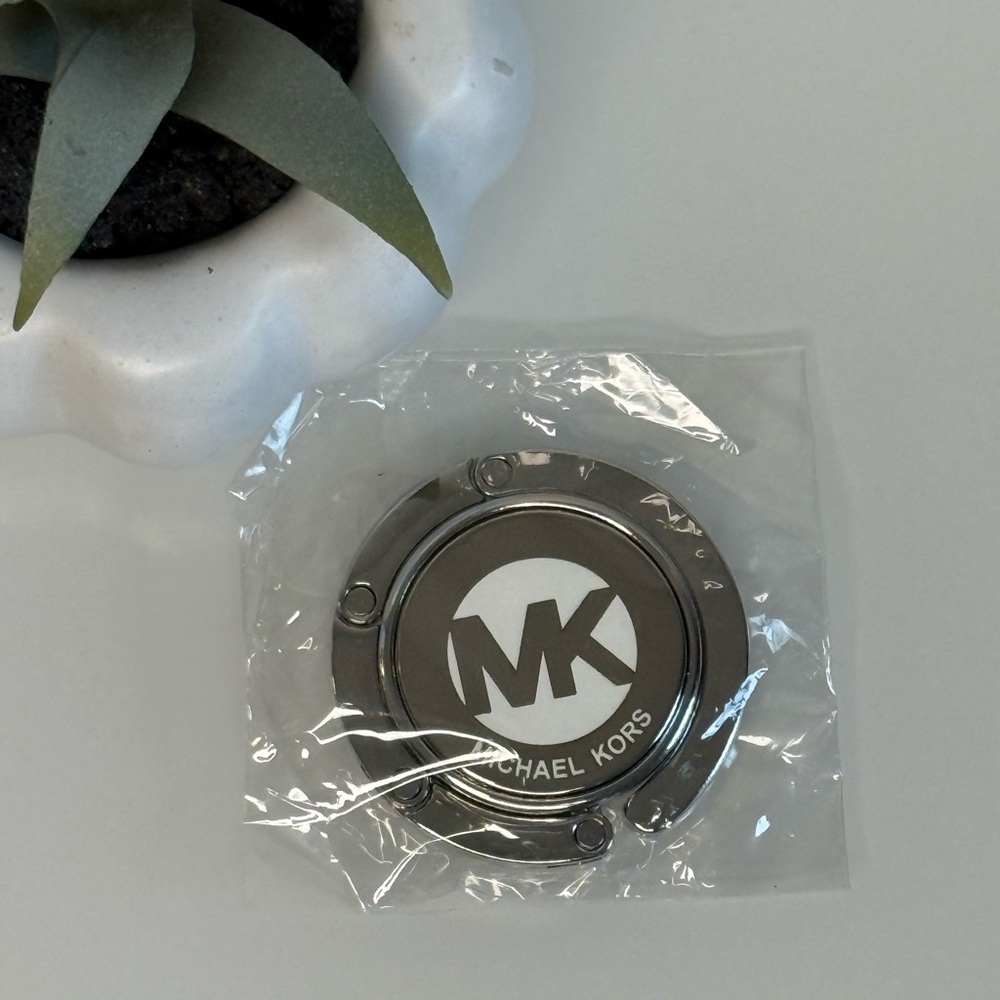 👜 MICHAEL KORS Purse Hook! Only $10 with the purchase of any of my handbags! - Picture 5 of 7